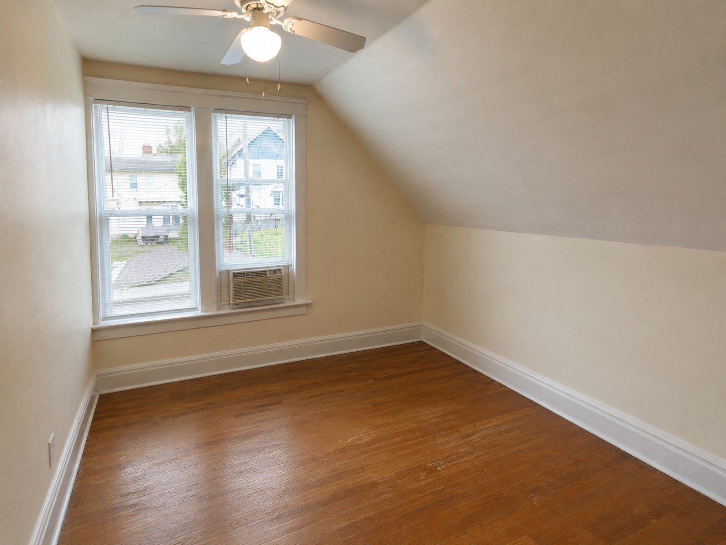Building Photo - 208 E Northwood Ave