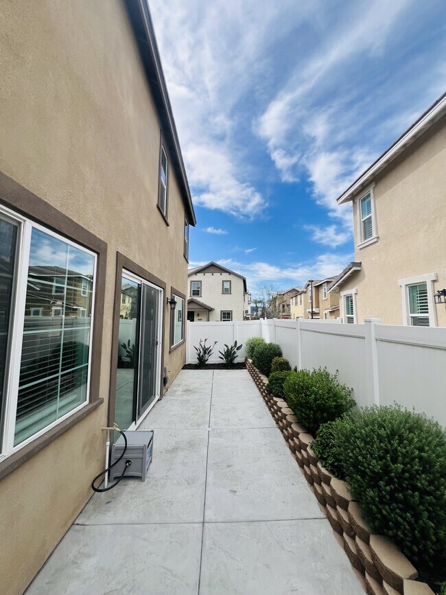 Building Photo - 40383 Birchfield Dr