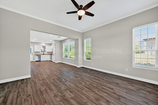 Building Photo - 320 W Bond St