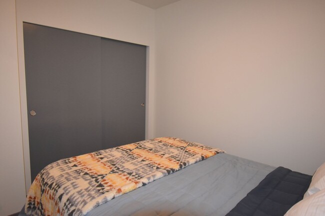 Building Photo - Semi-Furnished One-Bedroom Unit in Kirklan...