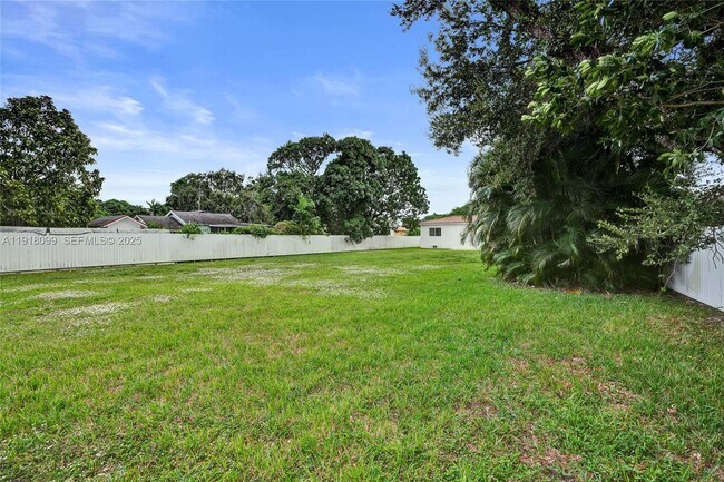 Building Photo - 5801 SW 20th St