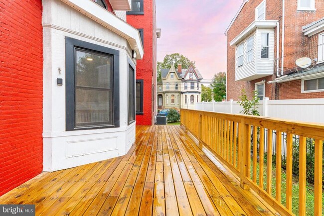 Building Photo - 32 E Elm St