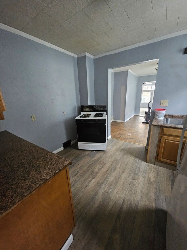 Building Photo - 652 E 4th St