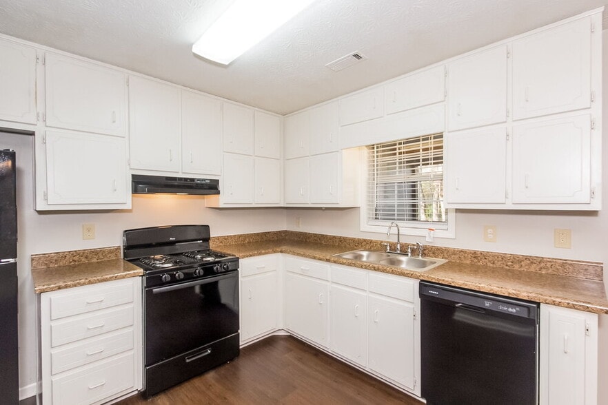 Building Photo - 470 Rosehill Dr