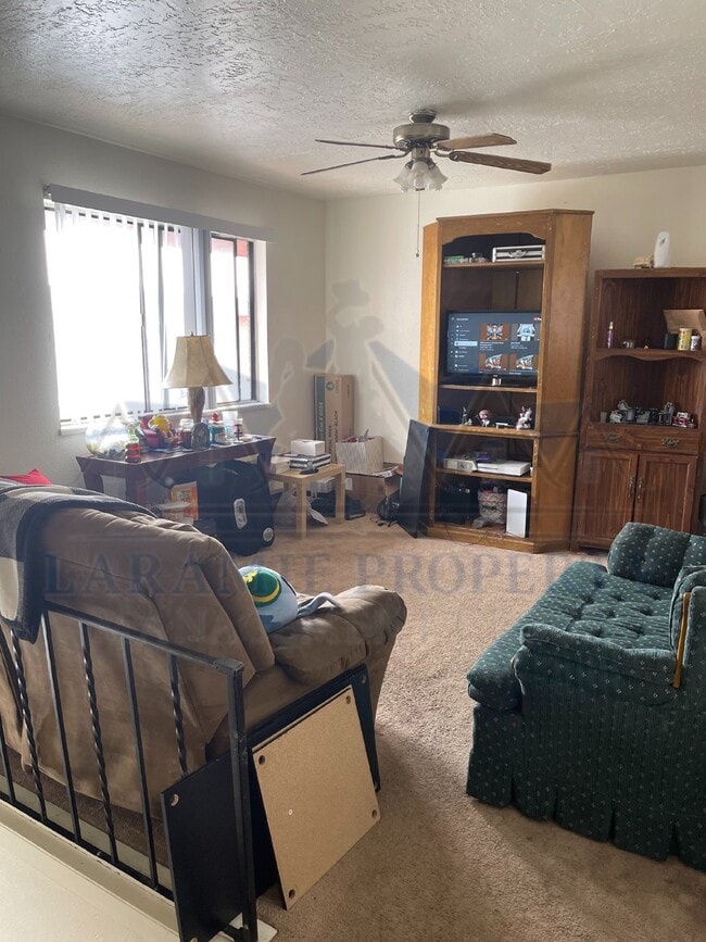Building Photo - 2 Bed 1 Bath Townhouse Style Apartment