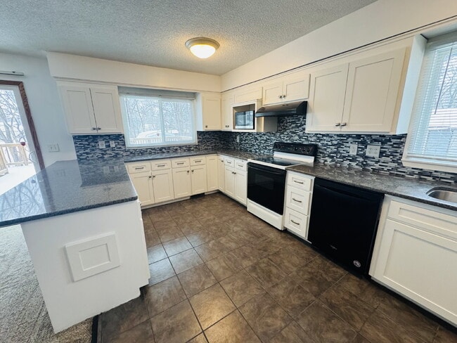 Building Photo - Single Family Home with 4-Bedrooms and 2 bathrooms in Coon Rapids