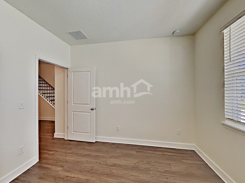 Building Photo - 3007 Creek Village Ln