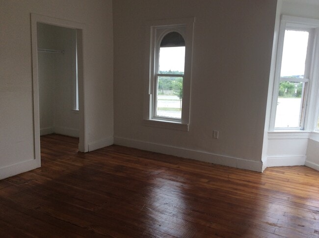 Building Photo - Spacious 3 Bedroom, Laundry, East End Near...