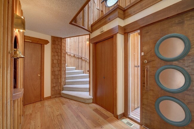 Building Photo - 3bd/2.5ba Edmonds Home