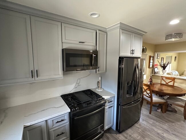 Building Photo - 2433 Maynard Dr