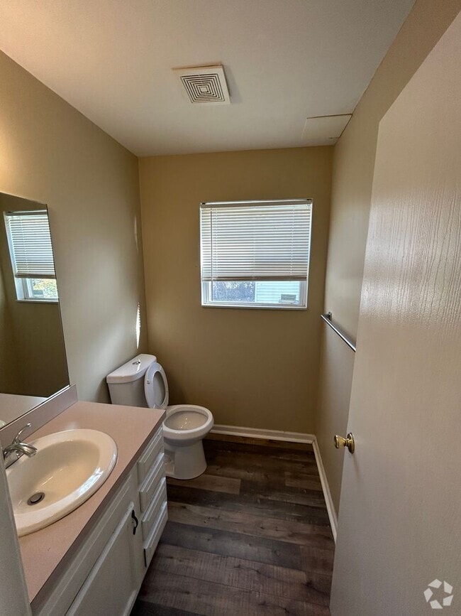 Building Photo - 3 bedroom 1.5 bath single family