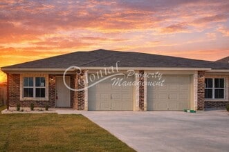 Building Photo - 3204 Stonewall Dr