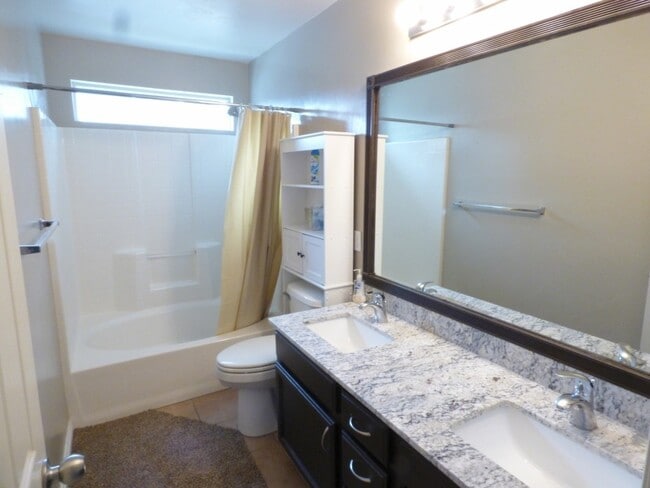 Building Photo - 3 Bd 3.5 Bath Model Like Townhome in Riverton