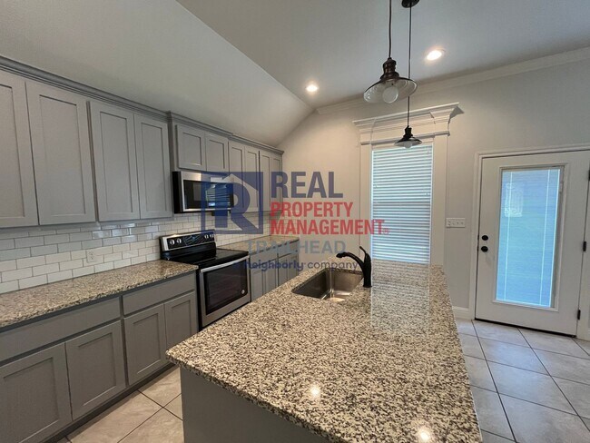 Building Photo - Amazing 3 Bed 2 Bath Home in Gated Lakesid...