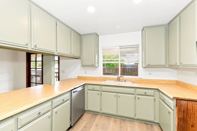 Building Photo - 831 Lightwood Ct