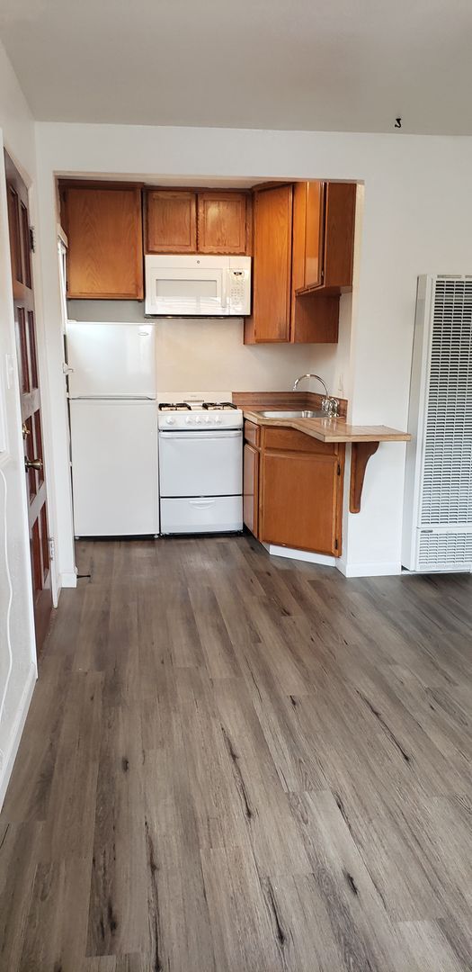 Building Photo - $1000 REBATE! Studio cottage with AC! - Desirable neighborhood (Amherst)