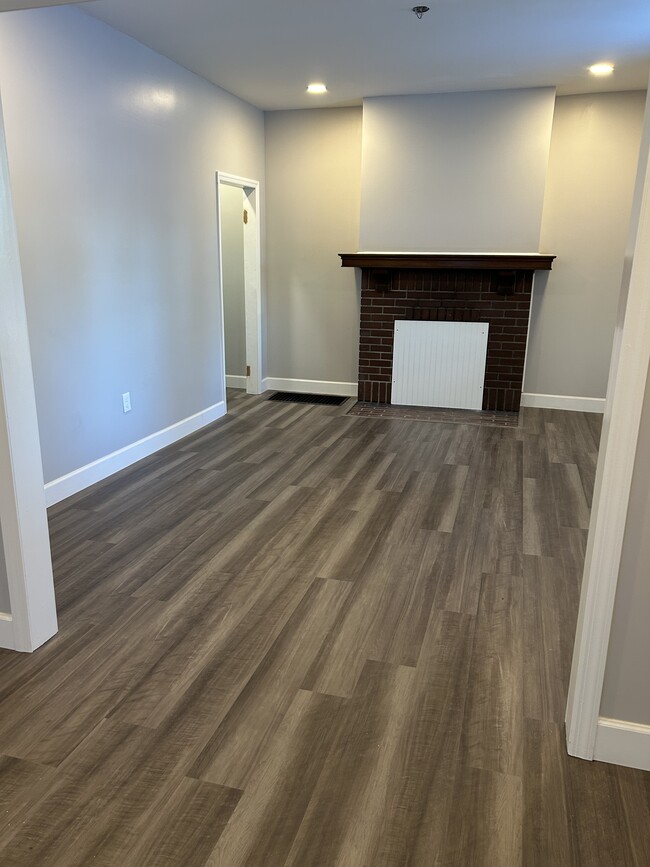 Living space, room 2 - 13 Pinewood Ter