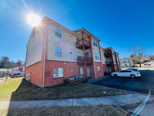 Building Photo - 2 Bedroom 1 Bathroom Condo