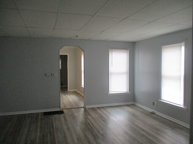 Building Photo - COMING SOON!  Updated 4 Bed 1.5 Bath Middl...