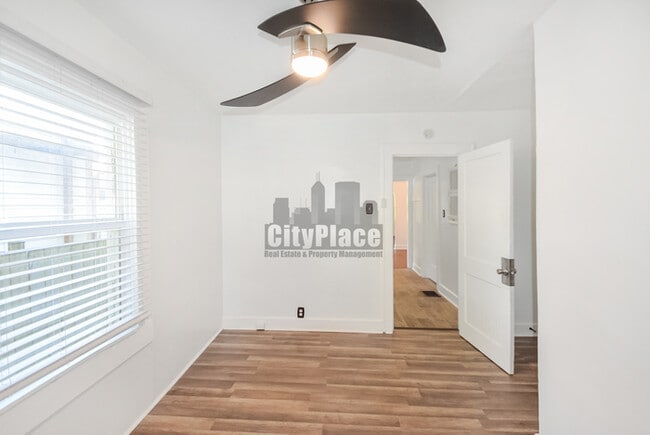 Building Photo - 810 N Gladstone Ave