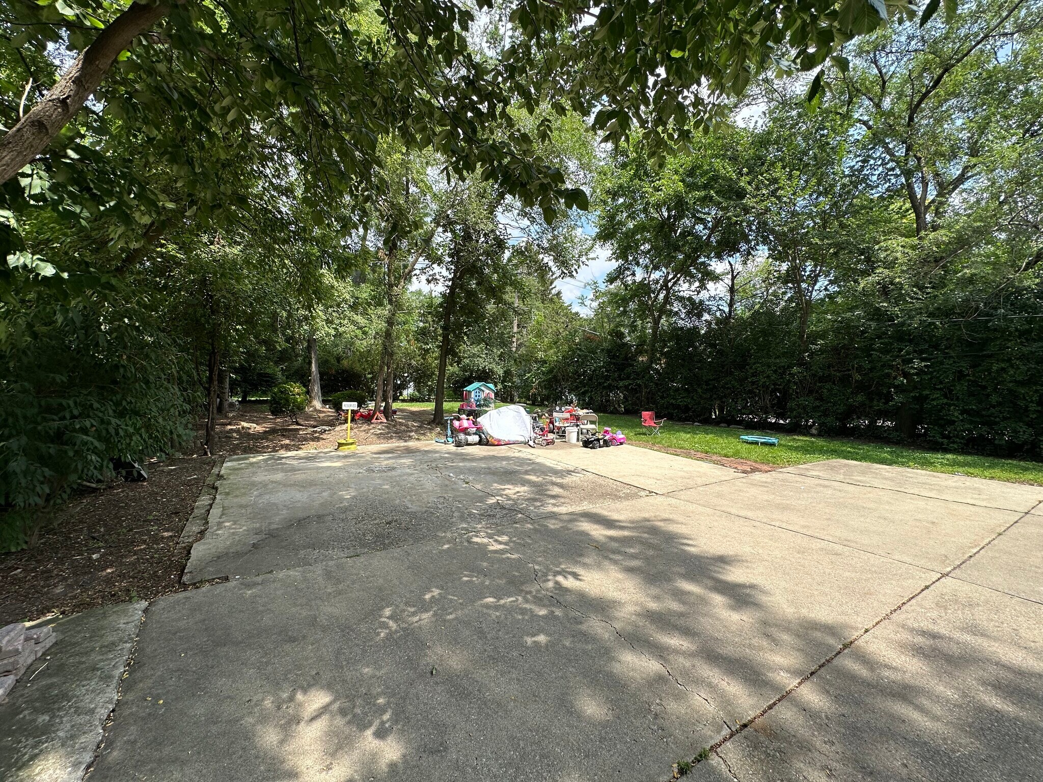 Spacious wooded lot - 926 E St Charles Rd