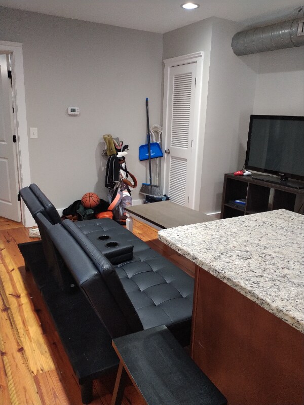 Building Photo - 15 Sires St