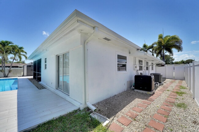 Building Photo - 600 NW 12th Ave