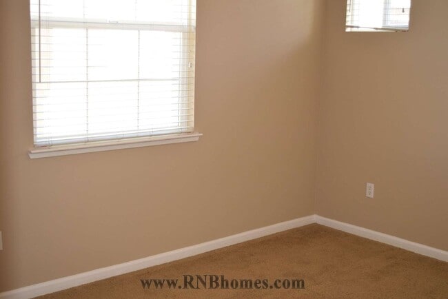 Building Photo - 1345 Incline Dr