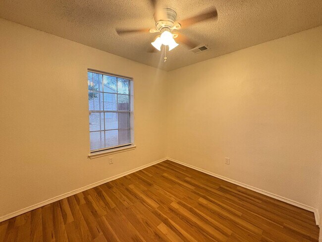 Building Photo - Adorable 2-2 in Arlington