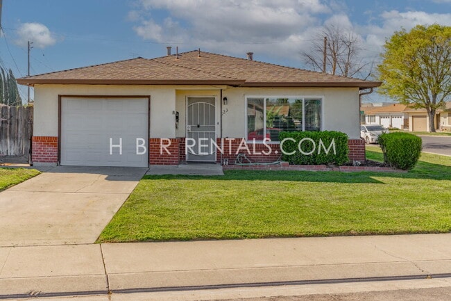 Building Photo - Stylishly Updated Home with Modern Kitchen and Fresh Flooring in Manteca