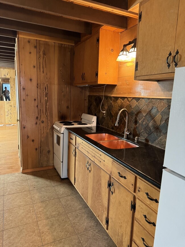 Building Photo - 829 Julie Ln