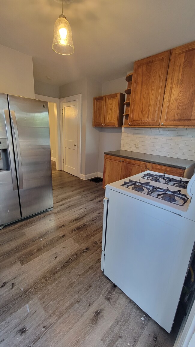 Building Photo - 40 N Roys Ave