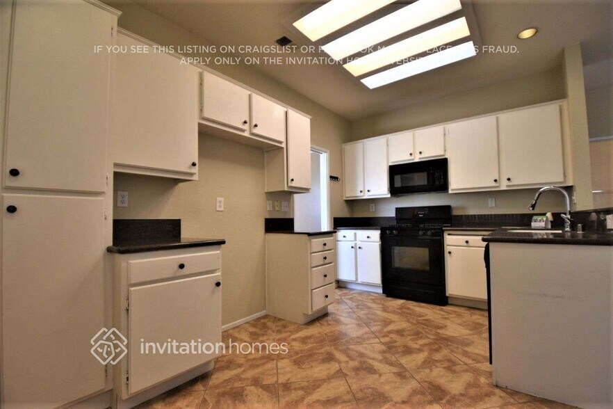 Building Photo - 39926 Milan Dr