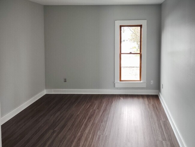 Building Photo - 506 SE 6th Ave