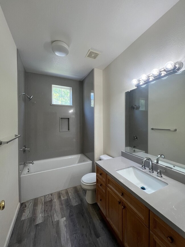 Building Photo - 309 Queencrest Ct