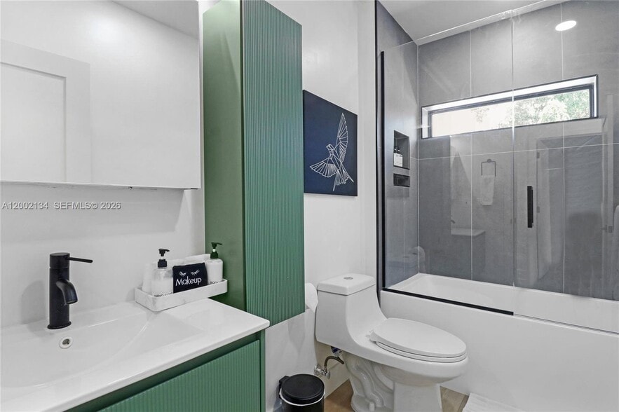 Building Photo - 811 NE 17th Ct