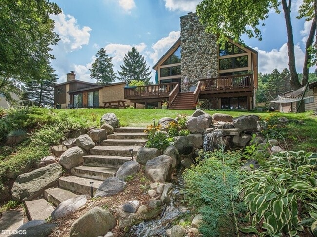 Building Photo - 4106 W Lake Shore Dr