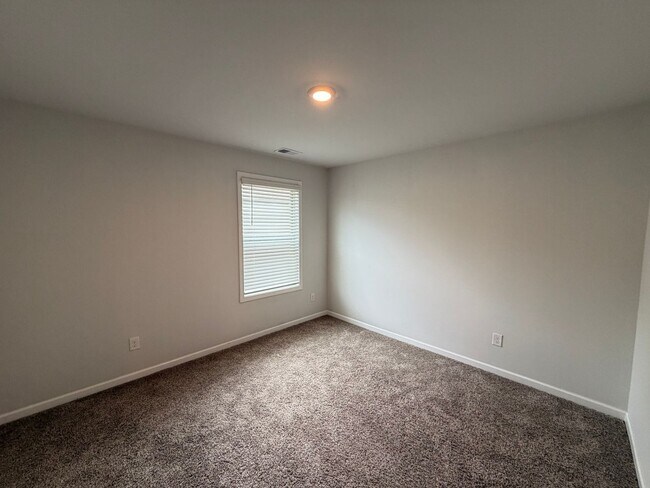 Building Photo - 1/2 Off First Month's Rent! Gorgeous 4 BR 2.5 Bath in Westlawn! Minutes from Veterans Parkway, Sh...