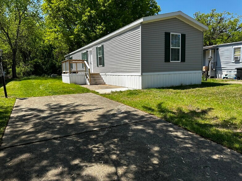 Building Photo - 2239 Wellington Green Dr