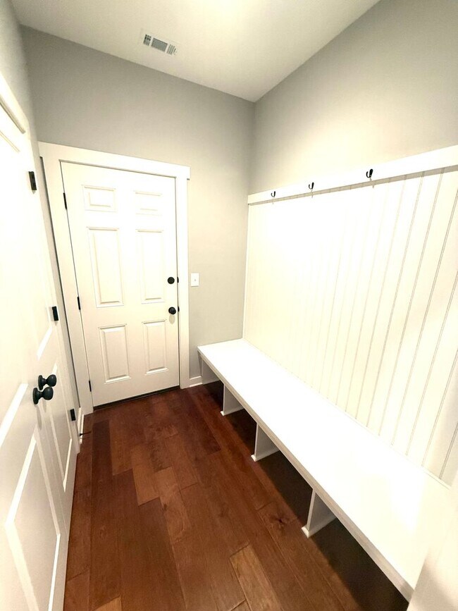 Building Photo - ** 4 Bed 2.5 Bath Located beside Park Cros...