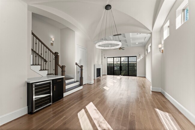 Building Photo - 1902 W 25th St