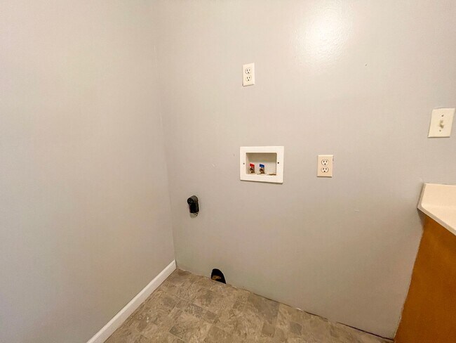 Building Photo - Washer and Dryer Hook Ups