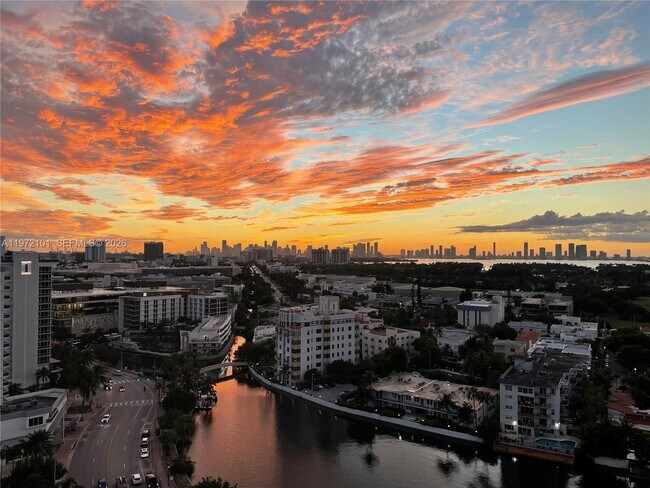 Building Photo - 2555 Collins Ave