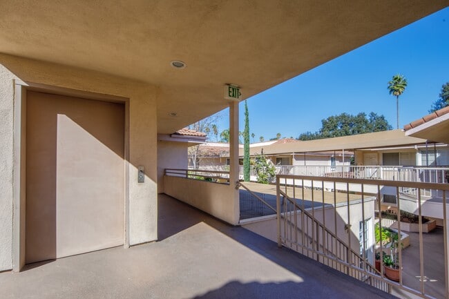 Building Photo - 449 N Catalina Ave