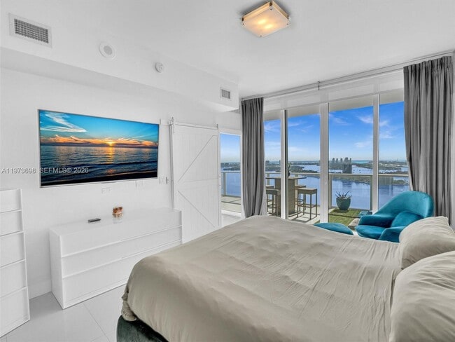 Building Photo - 2020 N Bayshore Dr