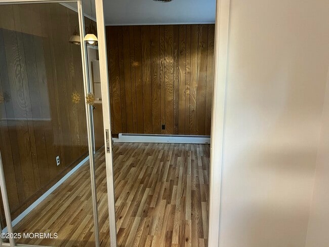 Building Photo - 927 Edgebrook Dr N