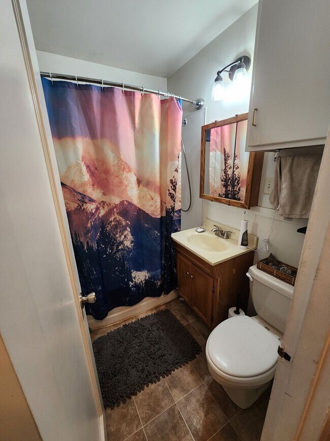 Building Photo - MOVE-IN SPECIAL $500 OFF!  2BD/1BA House with Bonus Room (Extra Bedroom)!