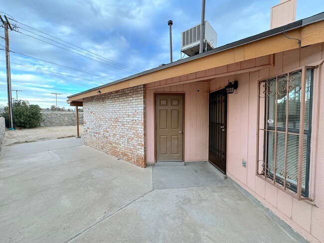 Building Photo - East El Paso 2bed/2bath duplex