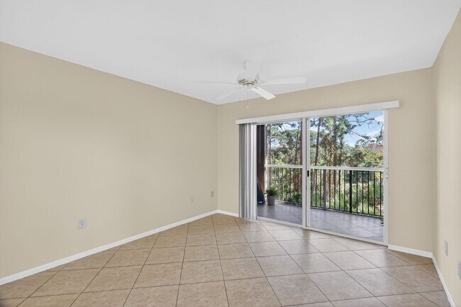 Building Photo - 1/1 Condo with Screened-in Balcony in Resort Style Community, Move in Ready!