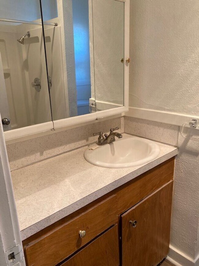 Building Photo - Great location, 2 bedroom, 1 bath home for rent